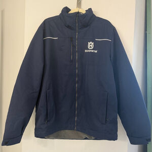 Elevate Men’s Large Husqvarna Branded Heavy Winter Work Jacket Navy Blue EUC